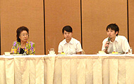 日野代表、川勝副代表と会員（右から）